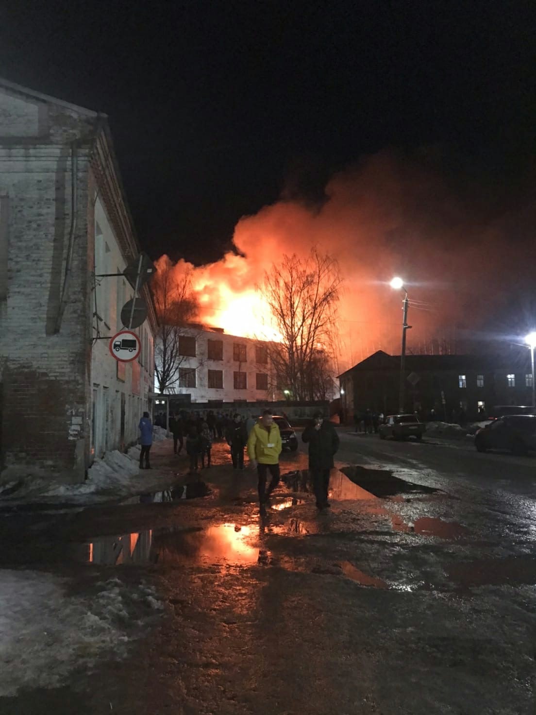 Крупный пожар в Красавино: горит здание местного льнокомбината